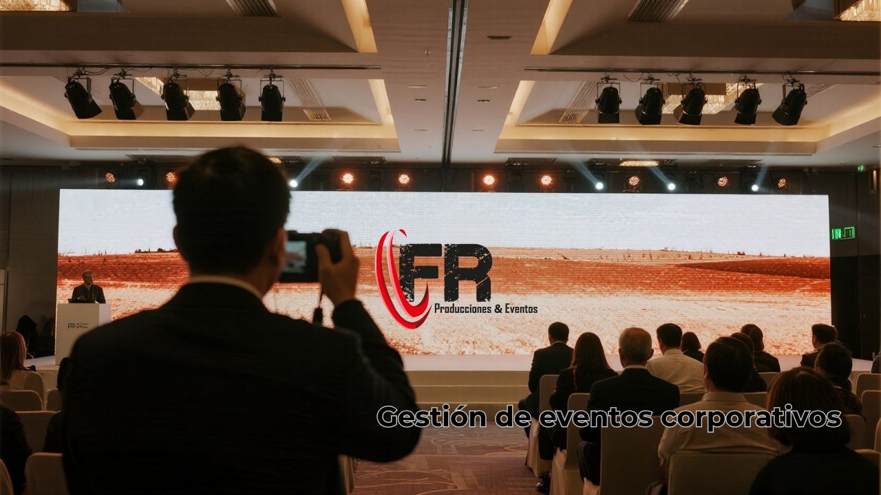 Productor de eventos corporativos gestionando una conferencia de negocios en Bogotá.